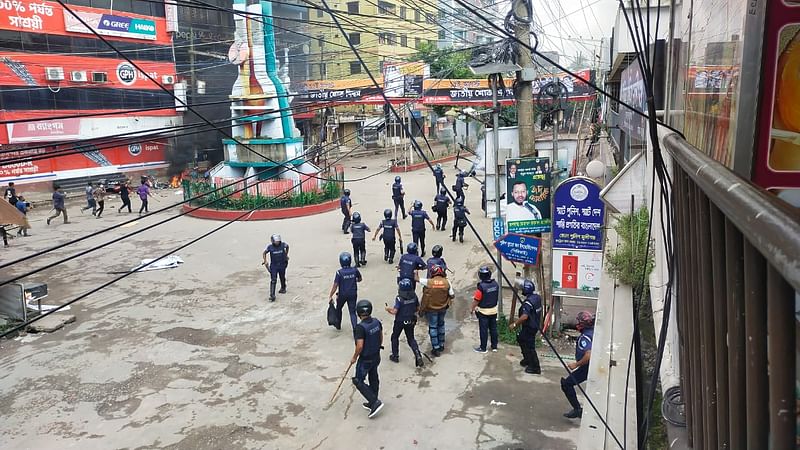 মুন্সিগঞ্জ শহরে আজ রোববার আন্দোলনকারীদের ধাওয়া দেয় পুলিশ